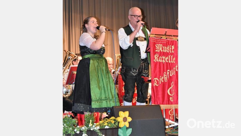Als Gesangsduo traten Sophia Weber und Max Ficker auf. Bild: rgr