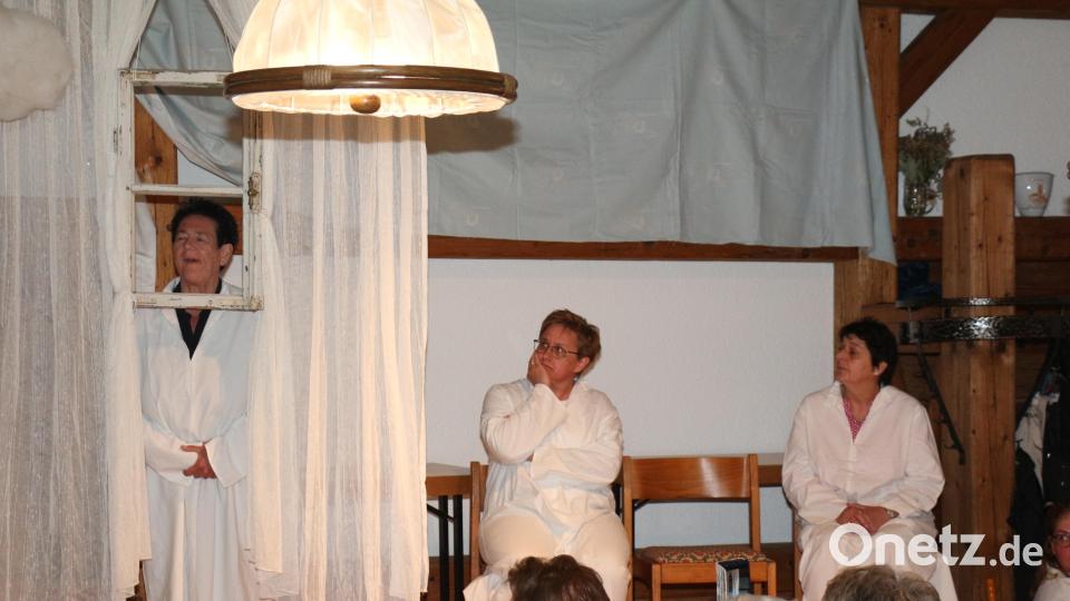 Barbara (Margit Stich) blickt durch das Wolkenfenster. Anna (Karin Heining) und Christine (Rosi Schleicher, von links) schauen ihr dabei zu. Bild: rpp