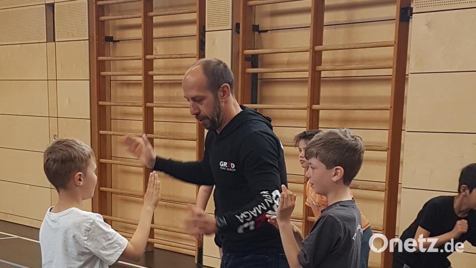 Das Kravmaga-Team aus Wiesau besuchte jetzt die Grundschule Bad Neualbenreuth und hielt dort eine Schnupperstunde &quot;Selbstverteidigung&quot;. Bild: Grundschule Bad Neualbenreuth/exb
