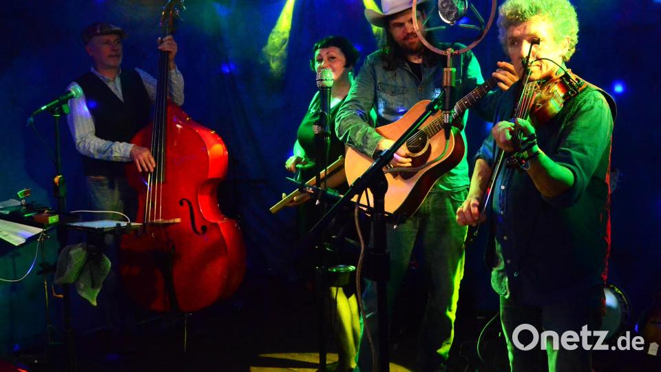 &quot;Uncle Sally&quot; mit Fidel und Bluegrass sorgten für ein volles Haus im &quot;Parapluie&quot;. Bild: Kunz