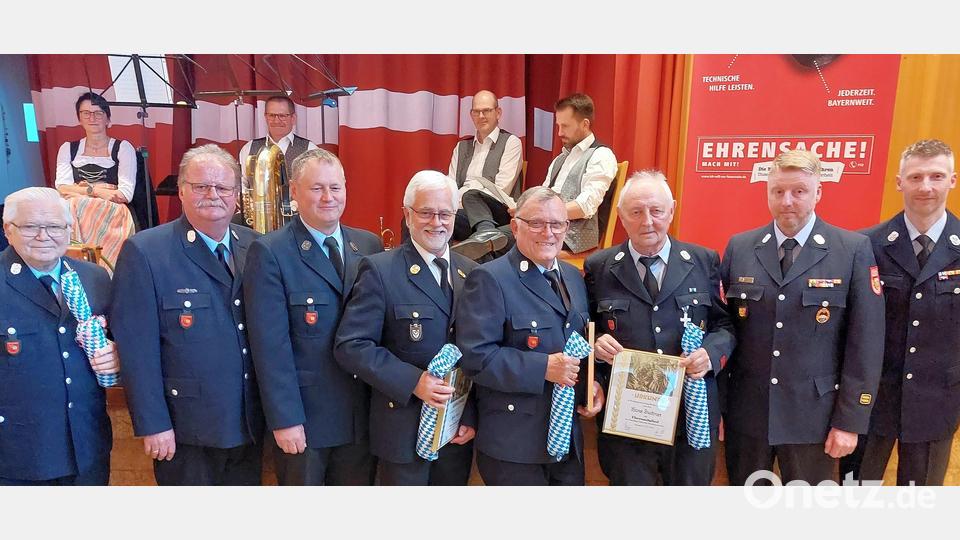 Beim Ehrenabend im Kettelerhaus (von links): Ehrenmitglied Martin Paulus, Hans König (Vorsitzender), Norbert Graml (stellvertretender Vorsitzender), Bodo Wolf, Hans Martin Maul und Hans Buchner (Ehrenmitglieder), Jürgen Schloß (Kommandant) und Florian Kaufmann (stellvertretender Kommandant). Bild: mfh