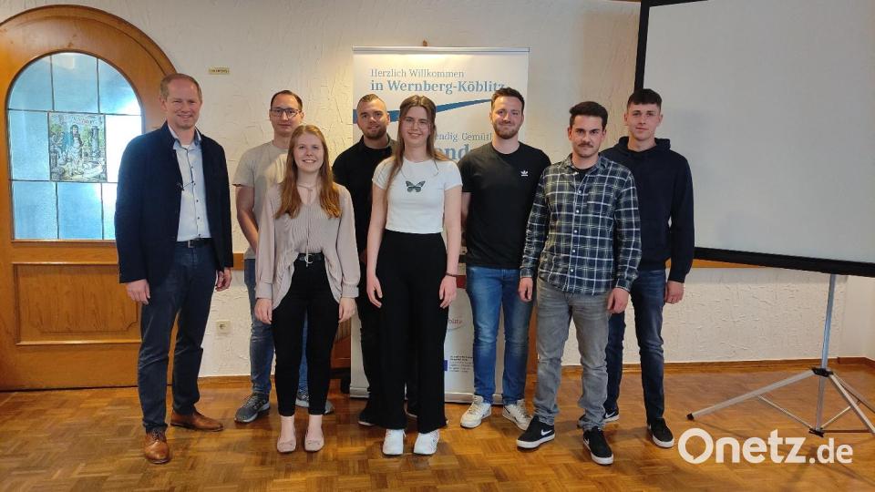 Bürgermeister Konrad Kiener (links) zeichnete (von links) Markus Fleischmann, Kristin Kreuzer, Simon Kleierl, Theresia Unger, Dominik Meißner, Sven Keck und Christian Kraus aus. Bild: Markt Wernberg-Köblitz/exb