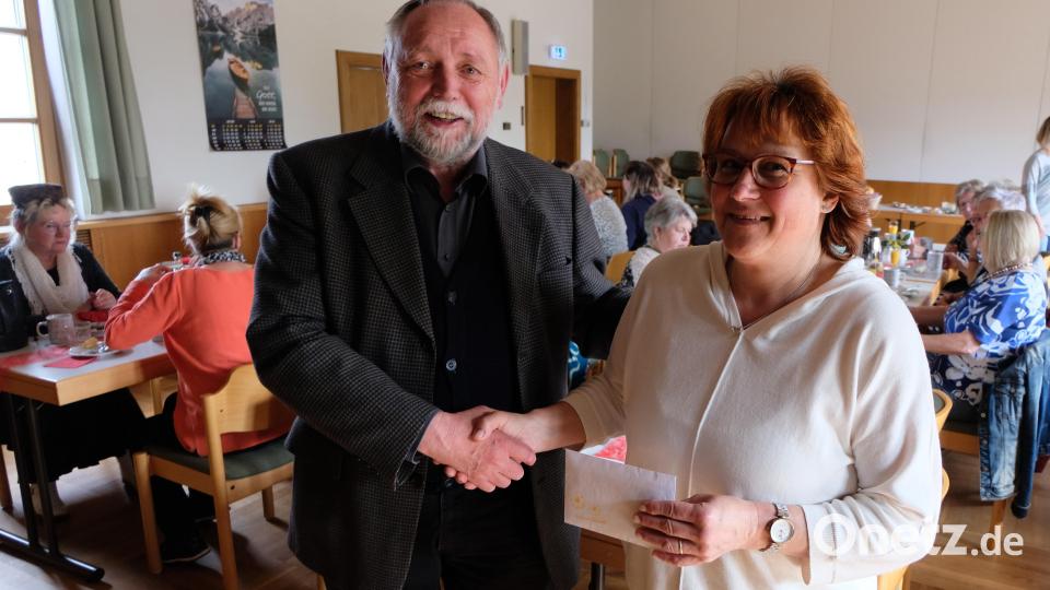Vorsitzende Christina Schaller dankt Pfarrer Alfons Forster für seine Witze. Bild: le