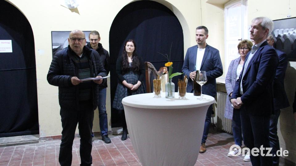 In einem Festakt würdigt Vorsitzender Bernhard Neumann (links) das 50-jährige Bestehen des Fotoklubs Flossenbürg. Bild: prh