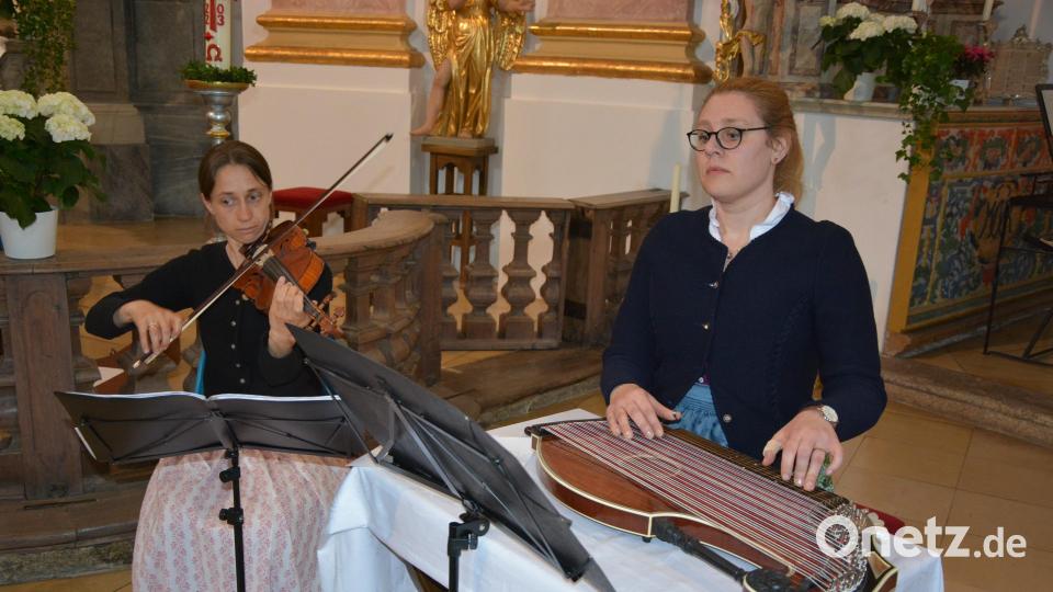 Die Saitenmusik Neualbenreuth mit Barbara Kleber (links) und Regina Frank. Bild: jr
