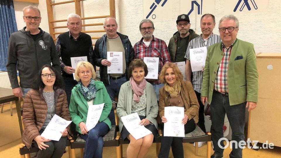 In den Mittelpunkt der Jahreshauptversammlung des SV Schönhaid rückten die Ehrungen der langjährigen Mitglieder. Bürgermeister Toni Dutz (rechts) gratulierte persönlich und im Namen der Marktgemeinde Wiesau. Bild: wro