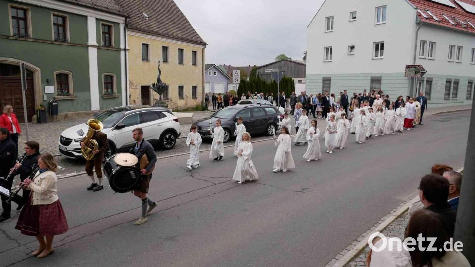 Die Werkstattmusikanten begleiteten die Erstkommunikanten zur Pfarrkirche. Bild: gz