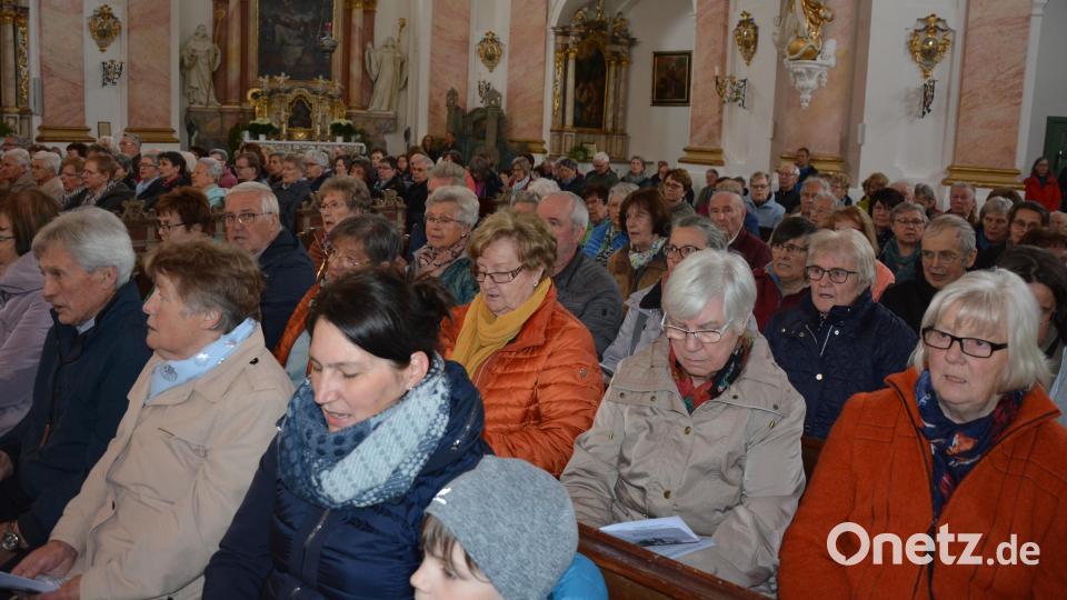 Vollbesetzt präsentierte sich am Sonntagnachmittag die Kapplkirche zum Volksmusikalischen Mariensingen. Bild: jr