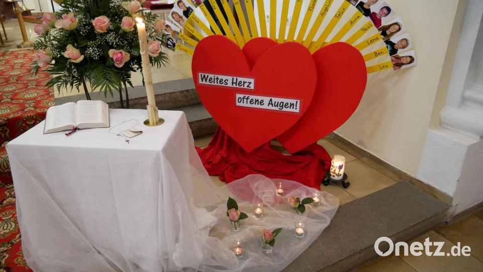 Aussagekräftig spiegelte sich bereits Tage zuvor die Erstkommunion in Bildern und Lichtern am Altar. Bild: gz