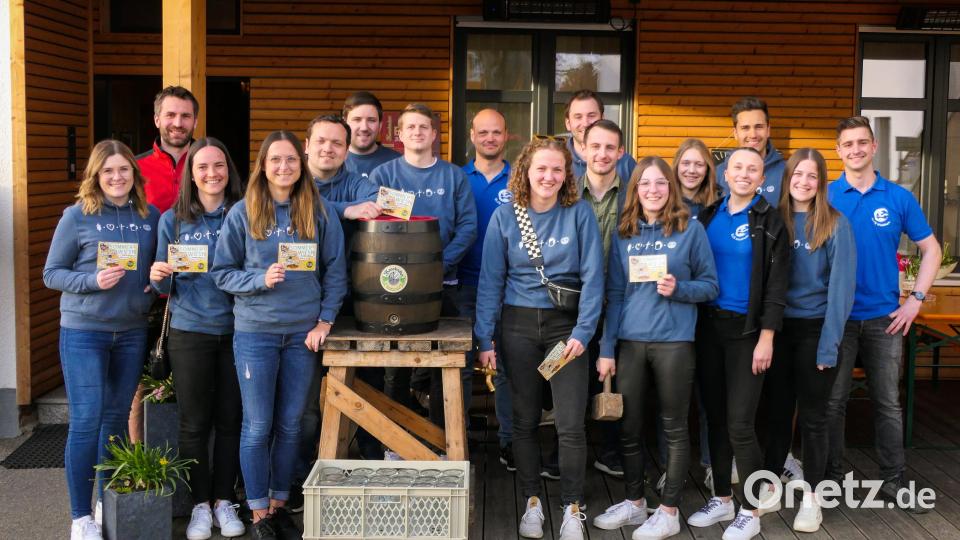 Die Waldthurner Landjugend probiert das Festbier aus Moosbach für die Sommer Wiesn der KLJB in Albersrieth Bild: fvo