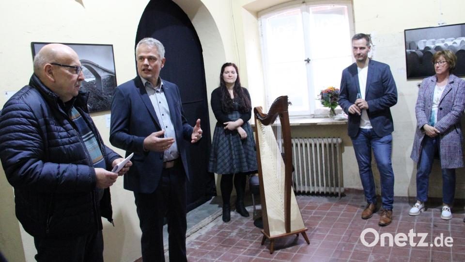 In einem Festakt würdigt Vorsitzender Bernhard Neumann (links) das 50-jährige Bestehen des Fotoklubs Flossenbürg. Bürgermeister Thomas Meiler (Zweiter von links) hebt das stets gute Miteinander hervor. Bild: prh