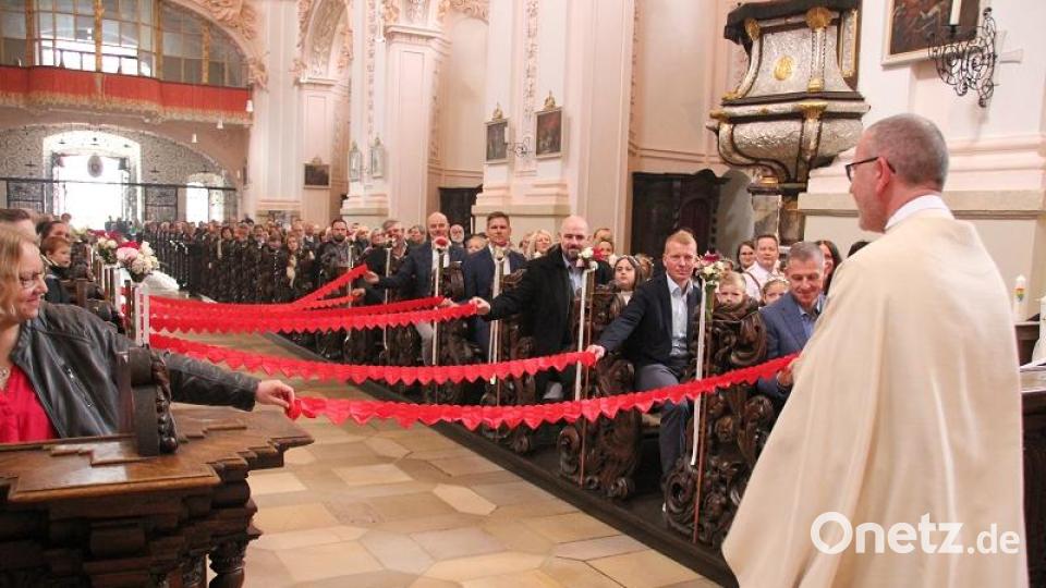 Über den Mittelgang der Basilika gespannt war die "Herzgirlande". Bild: Monika Demmer/exb