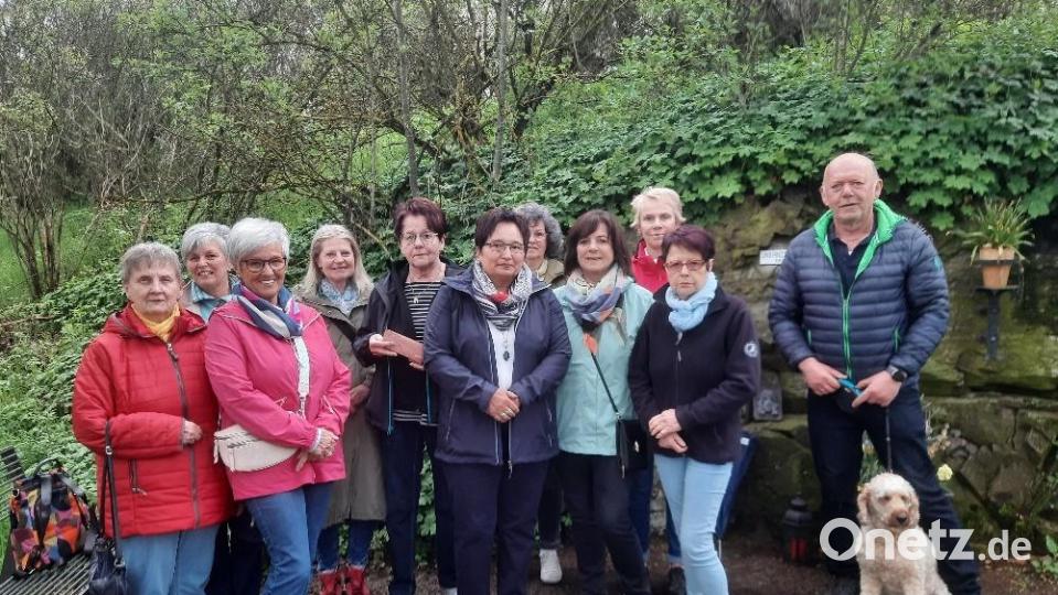 Die Teilnehmer der Maiandacht vor der Grotte auf dem Kalvarienberg mit FU-Vorsitzender Petra Becher (Fünfte von links) und CSU-Vorsitzendem Josef Söllner (rechts). Bild: soj