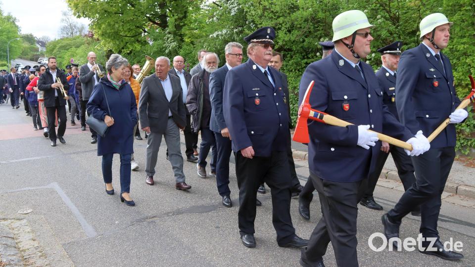 Angeführt von den beiden Ehrenwachen ging der Festzug der Rosenberger Feuerwehr zum Kettelerhaus. Bild: mfh