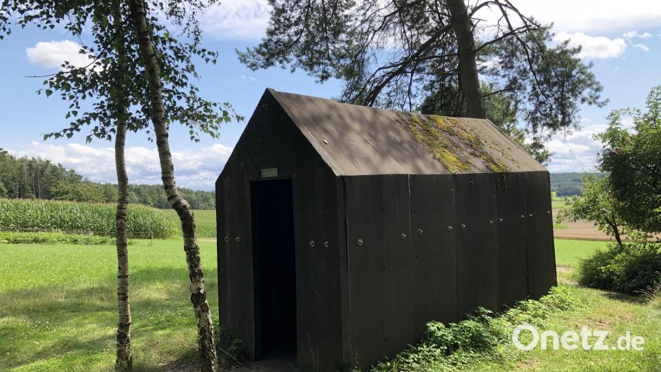 Die Asphaltkapelle in Etsdorf: Im angrenzenden Wald ist ein totes Reh entdeckt worden. Es wurde erschossen. Bild: eik