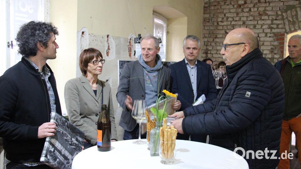 In einem Festakt würdigt Vorsitzender Bernhard Neumann (rechts) das 50-jährige Bestehen des Fotoklubs Flossenbürg. Er überreicht als Dank großformatige Fotos an Unterstützer. Bild: prh