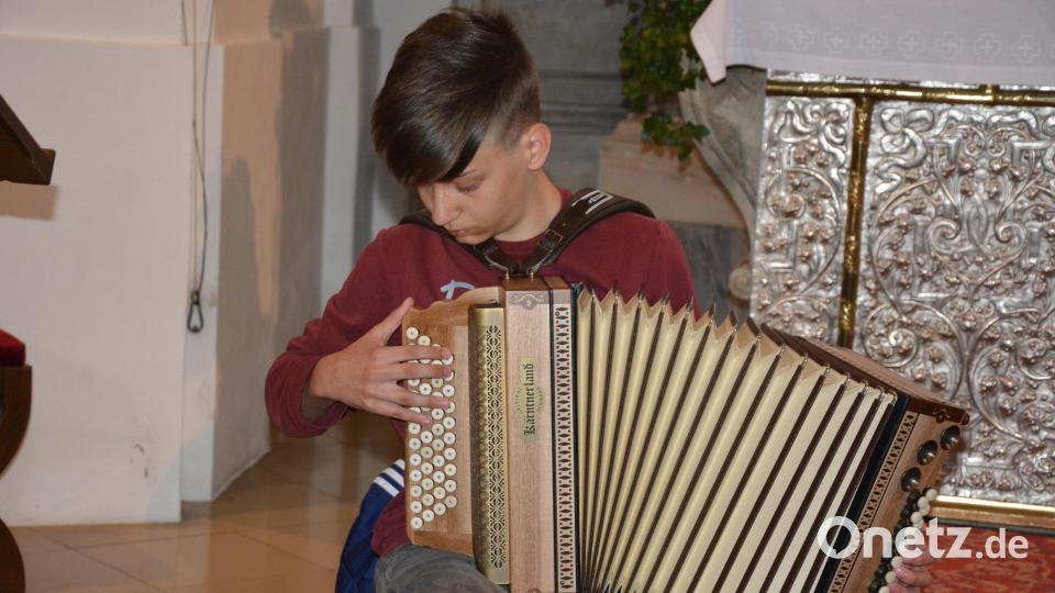 Erst 15 Jahre alt ist Jakob Siller auf seiner Steirischen Harmonika. Bild: jr