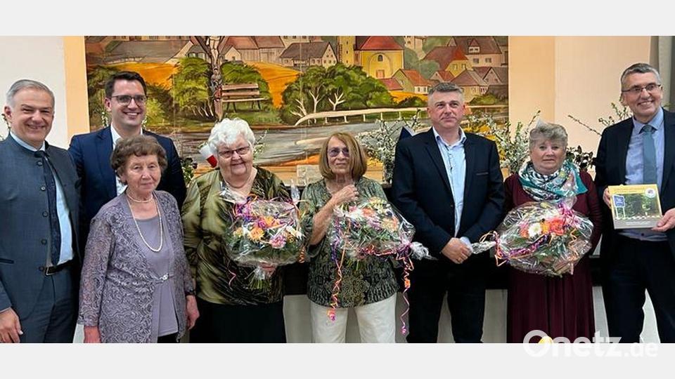 Landrat Roland Grillmeier, MdEP Christian Doleschal, Rosa Schöner, Marie Seidlerova aus Pilsen, Hanka Moravcova aus Kyjov, Bürgermeister Roman Siladi aus Broumov, Dagmar Strnadova aus Tri Sekery und Bürgermeister Franz Schöner aus Mähring (von links) freuen sich über die offene Grenze. Bild: Rosa Schöner/exb