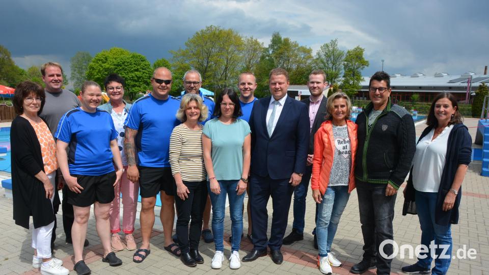 Imposant das Mitterteicher Freibadteam, dass noch stärker aufgestellt wurde. Je vier Bademeister und Kassiererinnen sollen für einen reibungslosen Ablauf sorgen. Für den Freibadkiosk gibt es neue Pächter mit Gabriele Hacker (3. von rechts) und Markus Schönmann (2. von rechts).Mit im Bild Bürgermeister Stefan Grillmeier (5. von rechts), sowie Astrid Häring (rechts) und Florian Krieglsteiner (4. von rechts). Bild: jr