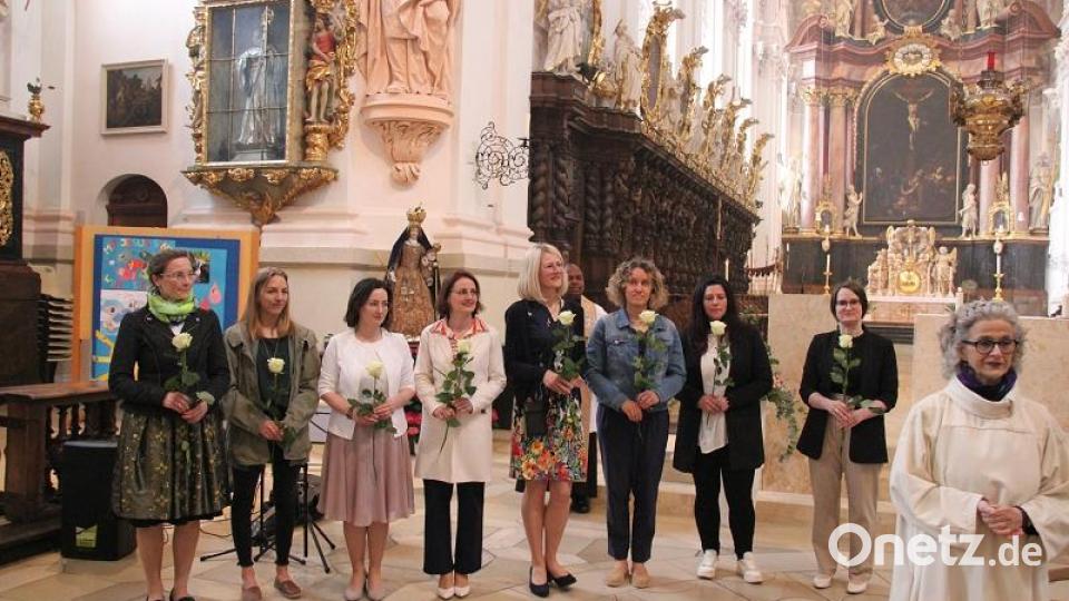 Bei der Dankandacht am Nachmittag gab es Rosen für die Tischmütter. Bild: Monika Demmer/exb