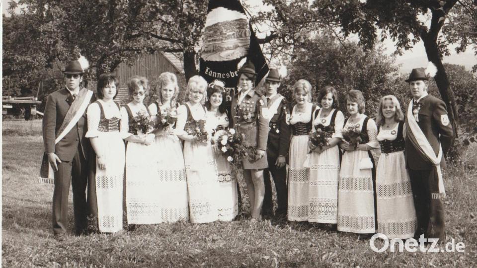 Zur Fahnenweihe im Juli 1973 zeigen sich die Festdamen von ihrer besten Seite. Archivbild Tännesberger Schützen Archivbild: Schützenverein Tännesberg