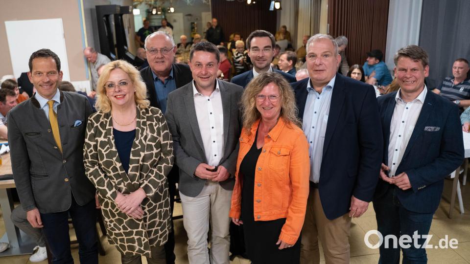 Der CSU-Kreisverband hat gewählt. Von links: MdB Albert Rupprecht, Stellvertretende Kreisvorsitzende Dagmar Nachtigall, Ehrenkreisvorsitzender Lothar Höher, Kreisvorsitzender Stephan Gollwitzer, Stellvertretende Kreisvorsitzende Monika Kick, MdL Stephan Oetzinger, Fraktionsvorsitzender Benjamin Zeitler. Bild: Dagmar Nachtigall /exb