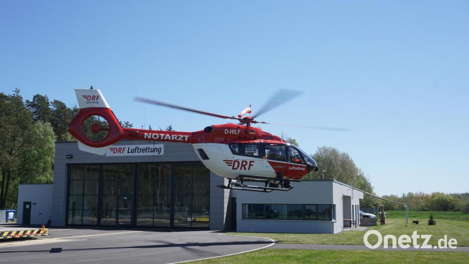 Der Rettungshubschrauber &quot;Christoph 80&quot; hebt auf dem Flugplatz in Latsch bei Weiden ab. Bild: jut
