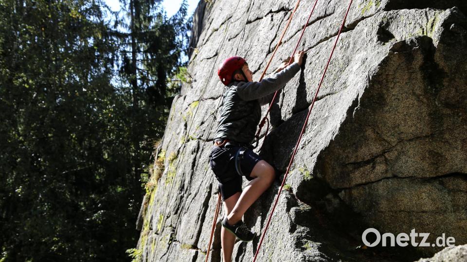Als ein Freizeittipp ist das Klettern im südlichen Steinwald (Vogel-, Räuber- und Ratsfelsen) in der Broschüre aufgeführt. Dabei sind auch die Kontaktdaten zum Deutschen Alpenverein. Archivbild: Roland Wellenhoefer