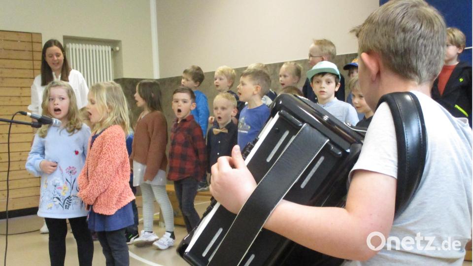Die &quot;Oma Opa Feier&quot; wurde von den Kindern gestaltet. Bild: Landkindergarten Trausnitz/exb