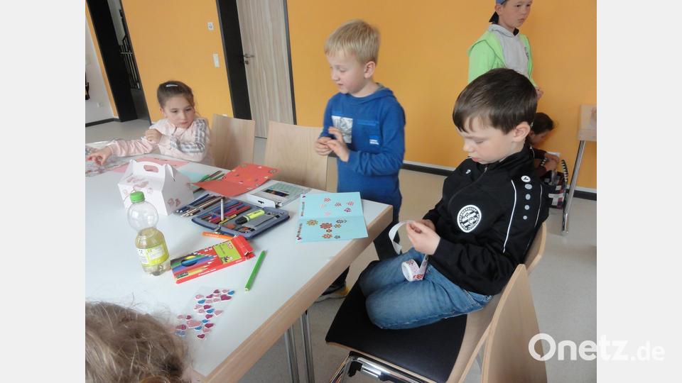 Gebackene Herzen, liebevoll verziert und vor neugierigen Blicken verpackt, ein tolles Geschenk an die besten
Mütter der Welt. Bild: jhö