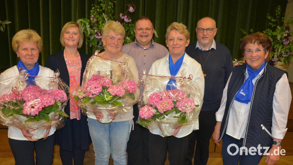 Treue Mitglieder ehrte der Frauenbund Mitterteich. Im Bild (von links) Isabella Meierhöfer, Diözesanvorsitzende Martha Bauer, Margarete Wopperer, Kaplan Daniel Schmid, Ursula Fröhlich, geistlicher Beirat Anton Witt und Vorsitzende Stilla Schuller. Bild: jr