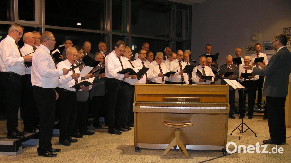 Jubiläum des Männergesangvereins Neusorg. Alle von den Stühlen riss der gemeinsame Auftritt der Chöre aus Neusorg, Pullenreuth und Lochau. Bild: öt