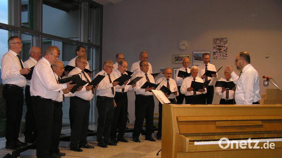 Jubiläum des Männergesangvereins Neusorg. Der Gesangverein Pullenreuth und der Männergesangverein Bergstolz Lochau stimmten gemeinsam bekannte Lieder an. Bild: öt
