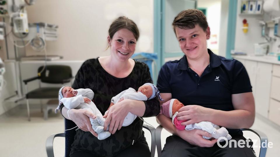 Ab sofort sind sie zu fünft. Jessica Stauber und Tino Kederer mit ihren Mädchen Nika, Juna und Ella Bild: Klinikum/Uschold/exb