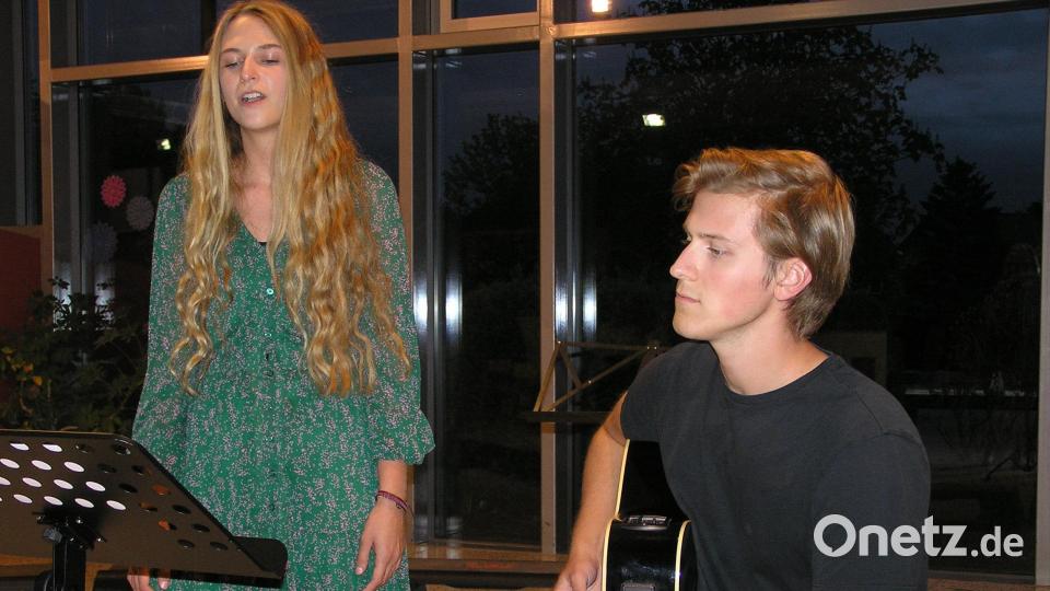 Jubiläum des Männergesangvereins Neusorg. Ein Lied von Bob Dylan präsentierte das Gesangsduo Larissa Pöllath und Rolf Pöhlmann mit der Gitarre. Bild: öt