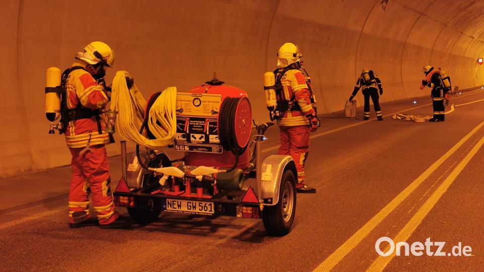Möglichst realitätsnah sollten bei der Übung Personal, Gerätschaften und sicherheitsrelevante Einrichtungen im Tunnel getestet und auf den Ernstfall vorbereitet werden. Bild: Staatliches Bauamt Amberg-Sulzbach