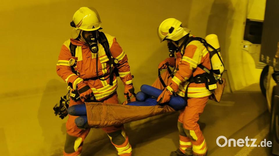 Es wurde simuliert, dass ein Lkw-Fahrer (eine Übungspuppe) aus gesundheitlichen Gründen gegen die Tunnelmauer fuhr und dadurch im brennenden Fahrzeug eingeklemmt wurde. Bild: Staatliches Bauamt Amberg-Sulzbach
