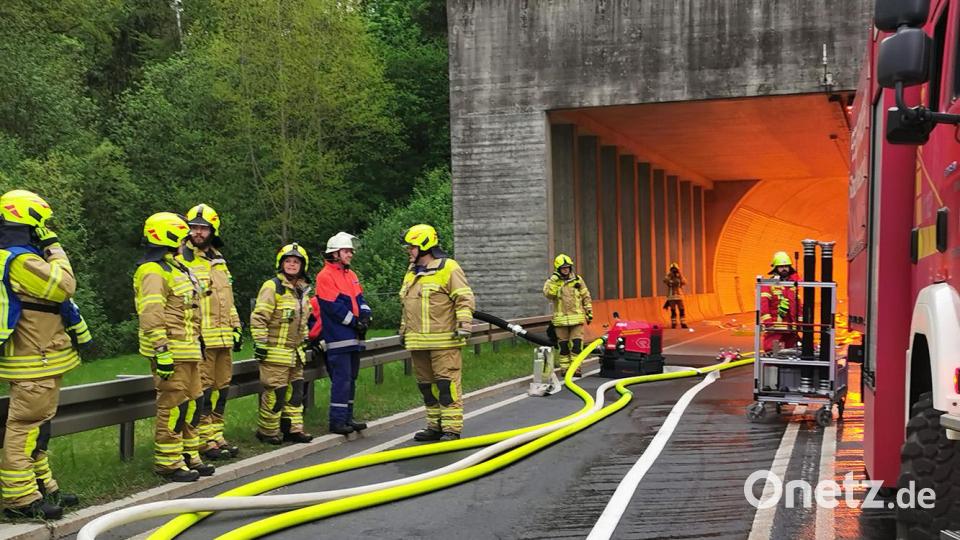 Möglichst realistisch sollte die Übung aussehen, die die Feuerwehren am Dienstagabend im gesperrten Mühlbergtunnel in Neustadt/WN durchführten. Bild: Staatliches Bauamt Amberg-Sulzbach