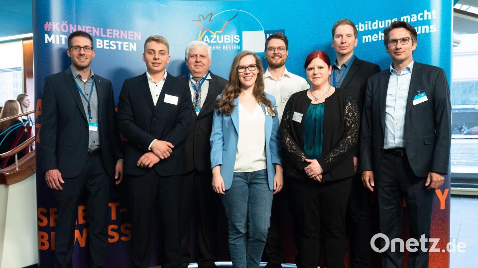 Nationale Bestenehrung von Top-Azubis in den IHK Berufen 2022. Vier junge Menschen aus der Oberpfalz haben ihre Ausbildung als bundesweit Beste abgeschlossen: Fabian Zeidler (Zweiter von links), Eva Dorfner (Mitte), Florian Selke (Vierter von rechts) und Marina Duscher (Dritte von rechts). 
Foto: Bild: HC Plambeck/exb
