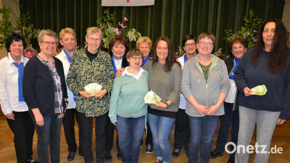 Das Frauenbund-Vorstandsteam (im Hintergrund) überreichte jeweils 500 Euro an drei Organisationen. Brigitte Busl und Christine Etzold vom Verein &quot;Miteinander&quot;, Johanna Lang, Daniela Haas und Alexandra Reichel von der Wohngemeinschaft St. Benedikt sowie Daniela Riedl vom Tierschutzverein (vorne, von links) dankten. Bild: jr