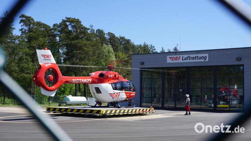 Der Rettungshubschrauber &quot;Christoph 80&quot; auf dem Flugplatz in Latsch bei Weiden. Bild: jut