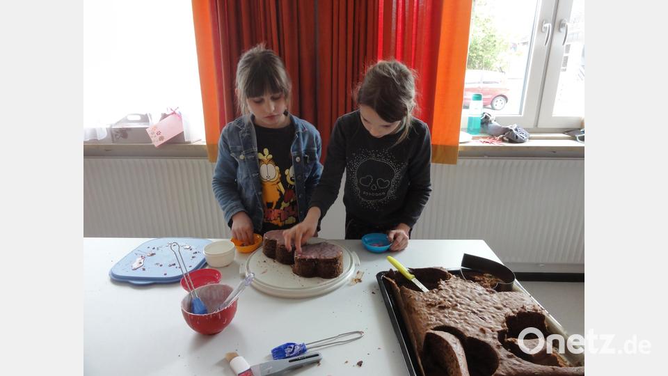 Gebackene Herzen, liebevoll verziert und vor neugierigen Blicken verpackt, ein tolles Geschenk an die besten
Mütter der Welt. Bild: jhö