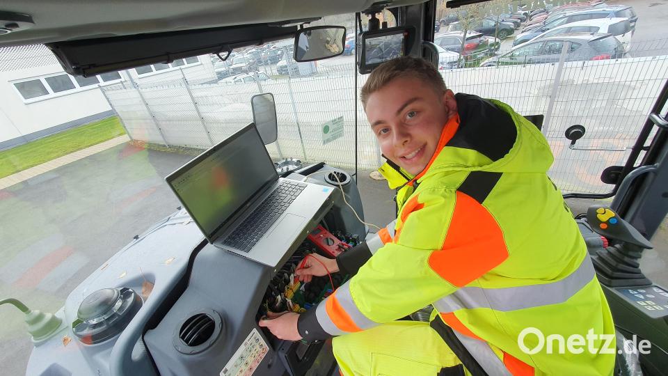 Fabian Zeidler bei seiner Arbeit als Industriemechaniker beim Walzenhersteller Hamm. Archivbild: kaz