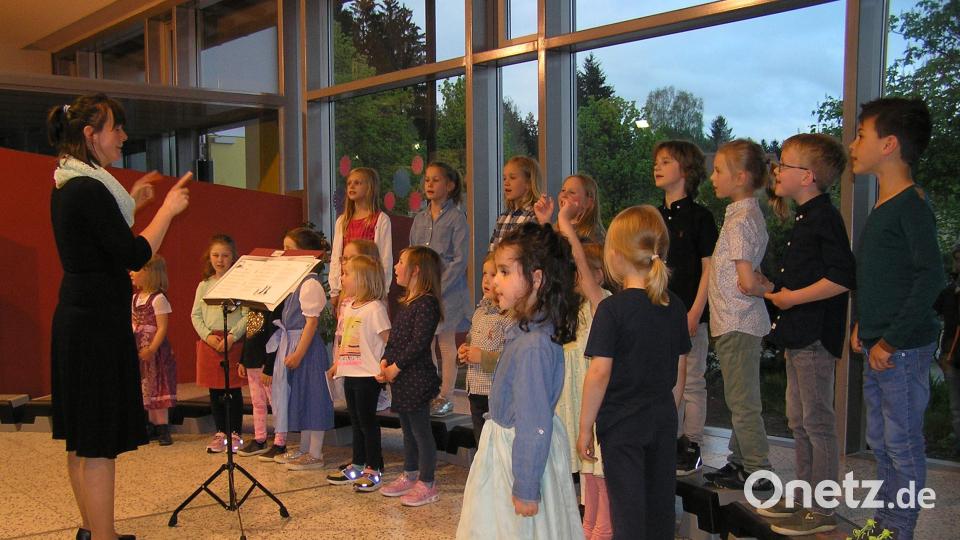 Jubiläum des Männergesangvereins Neusorg. Mit dem Kinderchor unter der Leitung von Julia Daubner traten ganz junge Sängerinnen und Sänger auf. Bild: öt