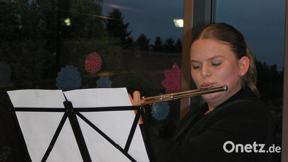 Jubiläum des Männergesangvereins Neusorg. Einen Oldie von ABBA gab Luisa Etterer mit ihrer Querflöte zum Besten. Bild: öt