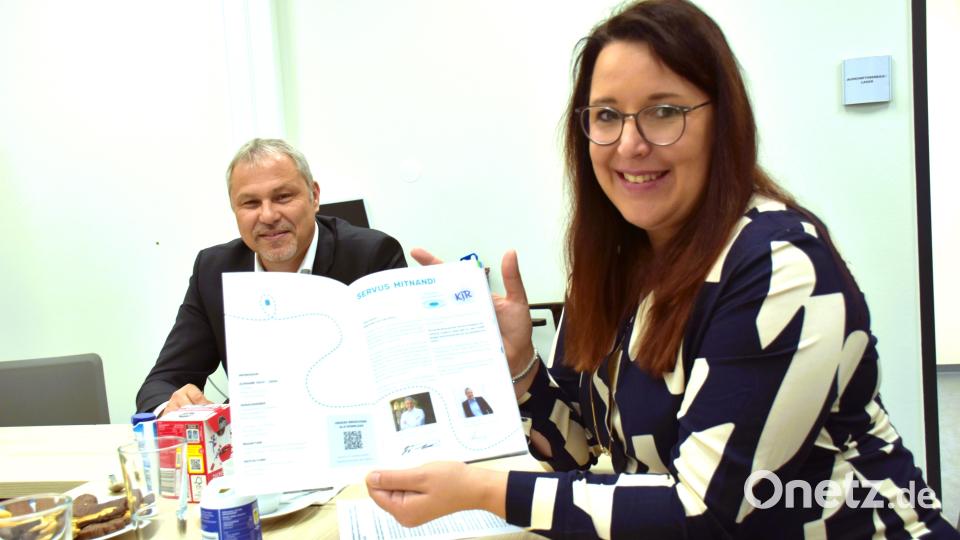 KJR-Geschäftsführerin Sandra Schug (im Hintergrund mit KJR-Vorsitzenden Jürgen Preisinger) blätterte für die Gästerunde zur Vorstellung der Broschüre die Seiten durch und zeigte, was &quot;Zeit daham&quot; alles in seinem Inntern auf 100 Seiten verbirgt. Bild: ubb