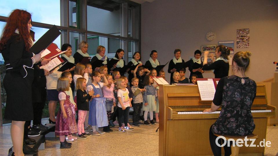 Jubiläum des Männergesangvereins Neusorg. „Die Welt gehört uns“, intonierten Kinderchor und katholischer Kirchenchor gemeinsam. Bild: öt