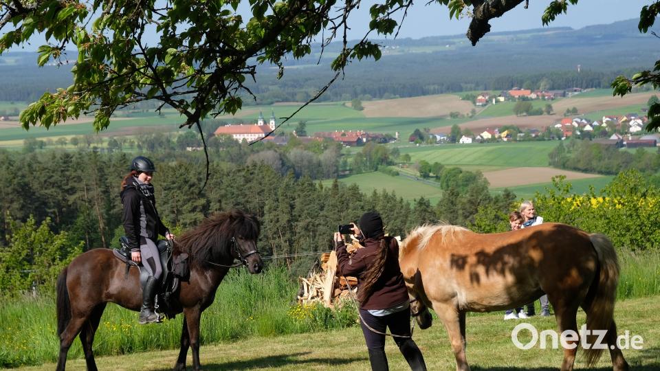 Ein malerischer Ausblick belohnt Reiter und Besucher beim Sternritt auf den Barbaraberg an Christi Himmelfahrt. Bild: do