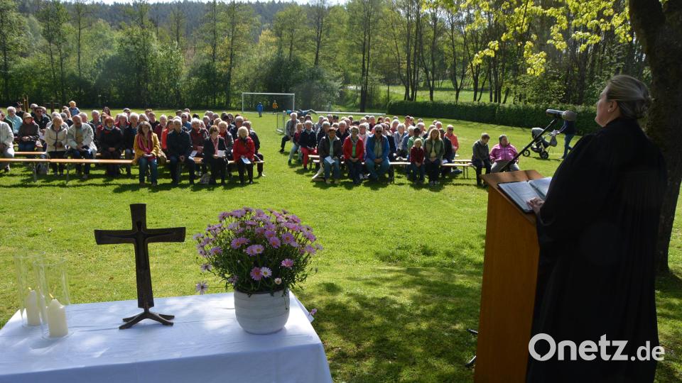 Gut besucht war an Christi Himmelfahrt der Freiluftgottesdienst der evangelischen Stiftlandgemeinden in Königshütte. Mit dabei war Pfarrerin Dr. Stefanie Schön. Bild: jr