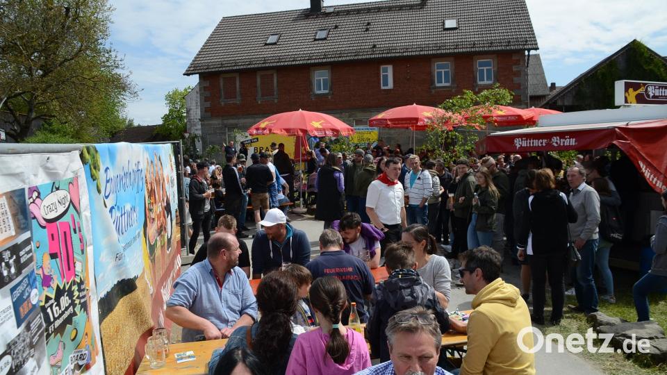 Am Nachmittag waren die Bierbänke schon voll besetzt. Bild: ak